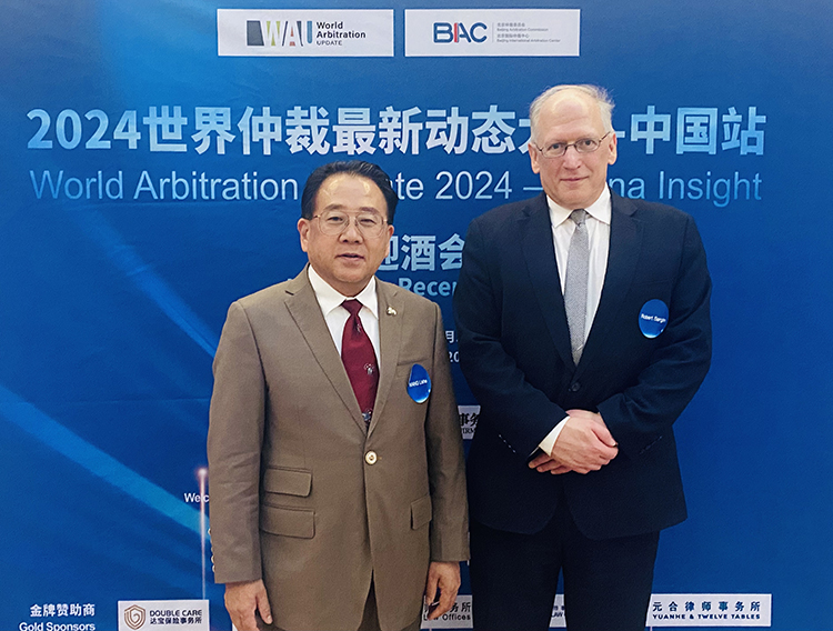 应国际法学会邀请，王立社主任出席在北京举办的专题活动，并与国际法学会副主席合影交流
